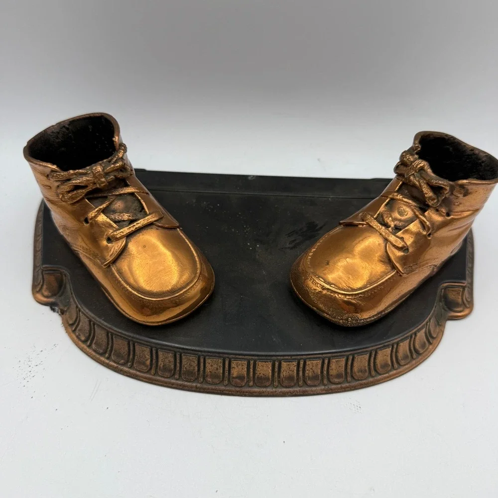 Vintage Bronzed Baby Shoes Keepsake Display Stand Set Copper Tone 6098 Decor